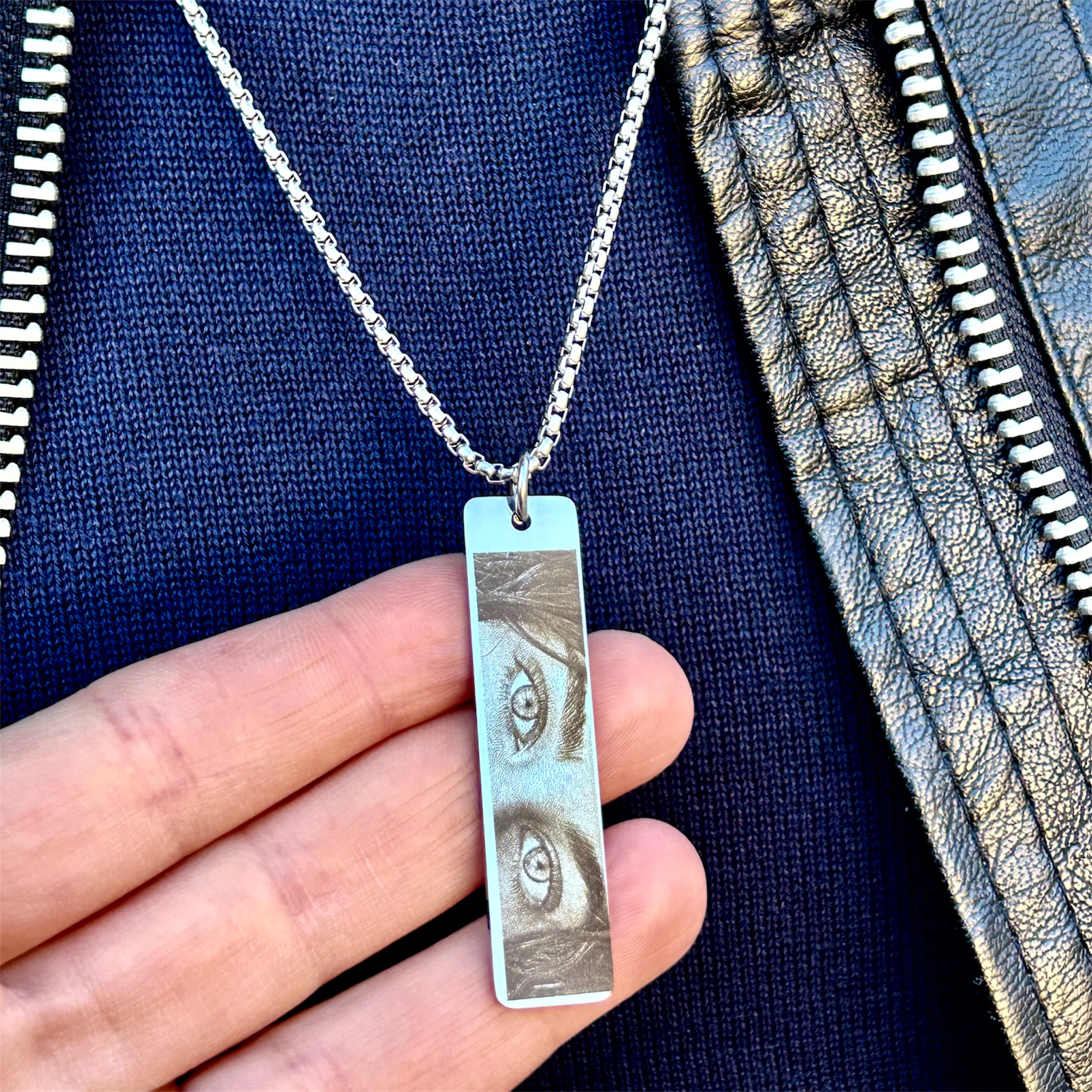Collana Foto Incisione Occhi in Acciaio | Modello con Targhetta Grande